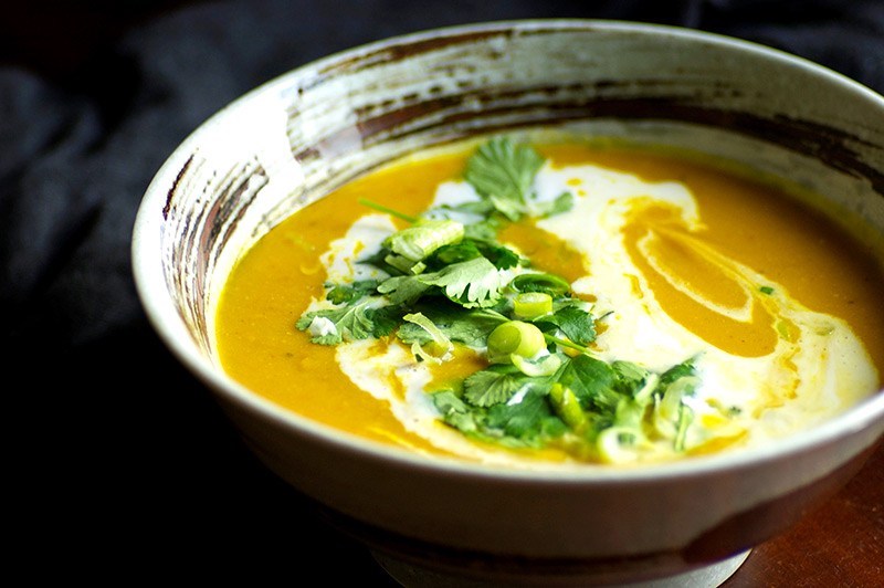 Healthy pumpkin recipes – Turmeric pumpkin soup with coconut and lime